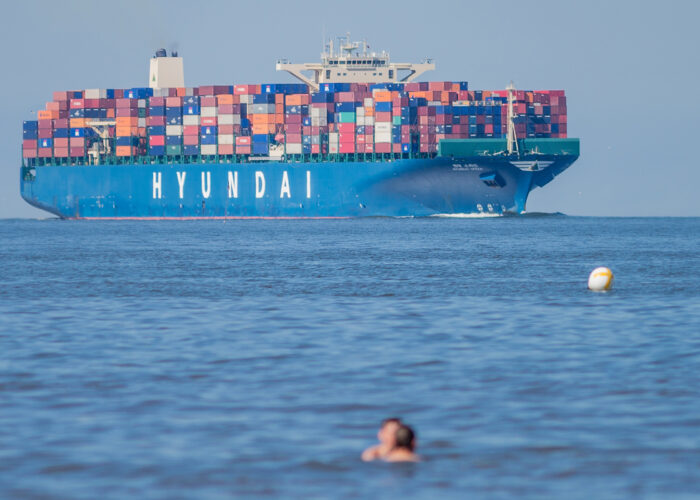 Villa Caldera und Hus Kiek in de See Cuxhaven Containerschiff
