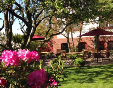 Villa Caldera Cuxhaven Garden - perfect for a leisurely breakfast