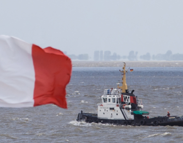 Villa Caldera and Hus Kiek in de See Cuxhaven Tugboat goes to work