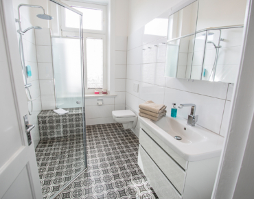 Seaside Appartment Austernbank Cuxhaven Spacious bathroom with ground level shower tray